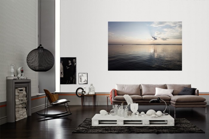 Die Fototapete Stiller See in der Morgensonne als Wandbild im Wohnzimmer. Die Vlies-Fototapete Stiller See in der Morgensonne verschönert als Wandbild Deine Wand.