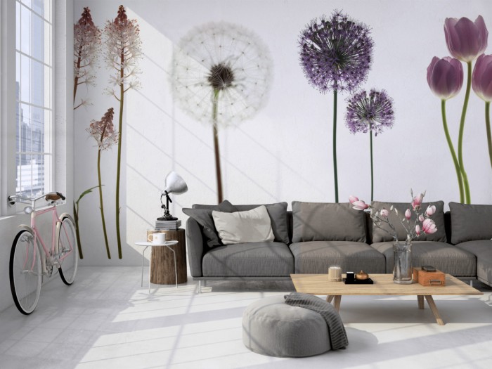 Die Fototapete Blumen in Violett auf einer großen Wand im Loft tapeziert. Die Fototapete Blumen in Violett wird individuell auf Deine Wand angepasst.