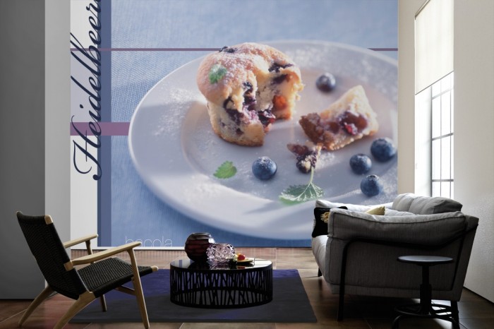 Im Wohnzimmer die Design-Fototapete Muffin mit Heidelbeeren, Artwork auf einer großen Wand tapeziert. Die Design-Fototapete Muffin mit Heidelbeeren, Artwork ist als Vlies-Fototapete im Wohnzimmer leicht zu tapezieren.