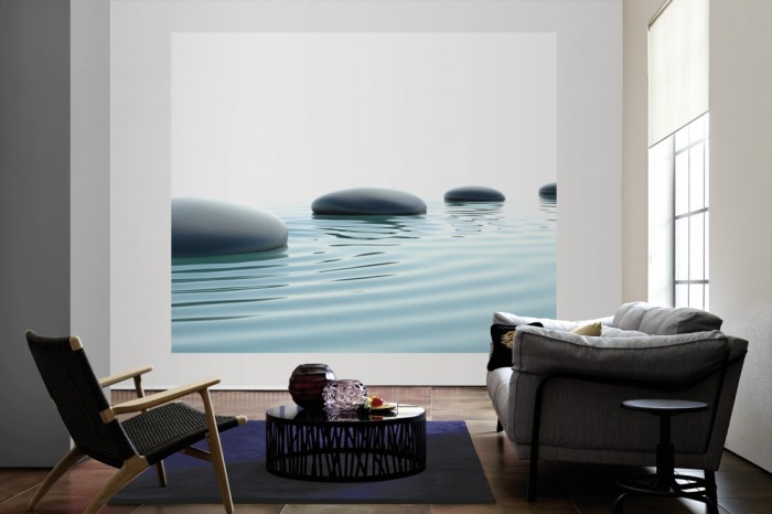 Die Fototapete Wellness, Wellness-Steine im Wasser als große Bildtapete im Wohnzimmer. Als Bildtapete ist die Fototapete Wellness, Wellness-Steine im Wasser ein besonderes Highlight auf Vliestapete.