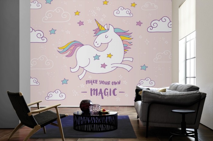 Im Wohnzimmer die Fototapete Einhorn in den Wolken, rosa auf einer großen Wand tapeziert. Die Fototapete Einhorn in den Wolken, rosa ist als Vlies-Fototapete im Wohnzimmer leicht zu tapezieren.