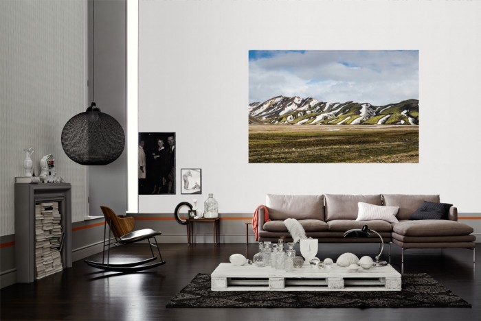 Die Fototapete Berge in Island als Wandbild im Wohnzimmer. Die Vlies-Fototapete Berge in Island verschönert als Wandbild Deine Wand.