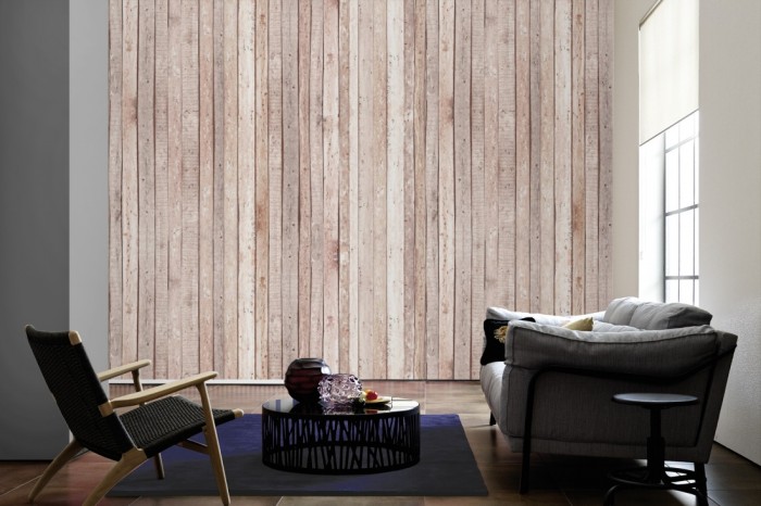 Im Wohnzimmer die Fototapete Holz Wand, helle Holzbretter auf einer großen Wand tapeziert. Die Fototapete Holz Wand, helle Holzbretter ist als Vlies-Fototapete im Wohnzimmer leicht zu tapezieren.