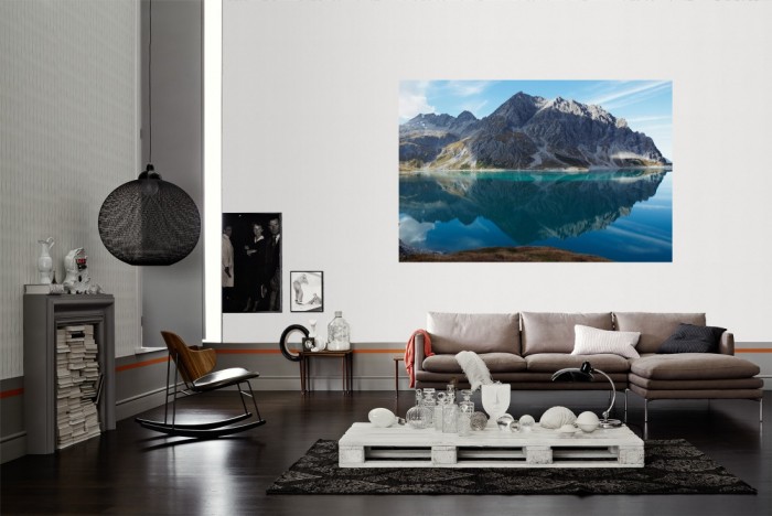Die Fototapete Einsamer Bergsee in den Alpen als Wandbild im Wohnzimmer. Die Vlies-Fototapete Einsamer Bergsee in den Alpen verschönert als Wandbild Deine Wand.