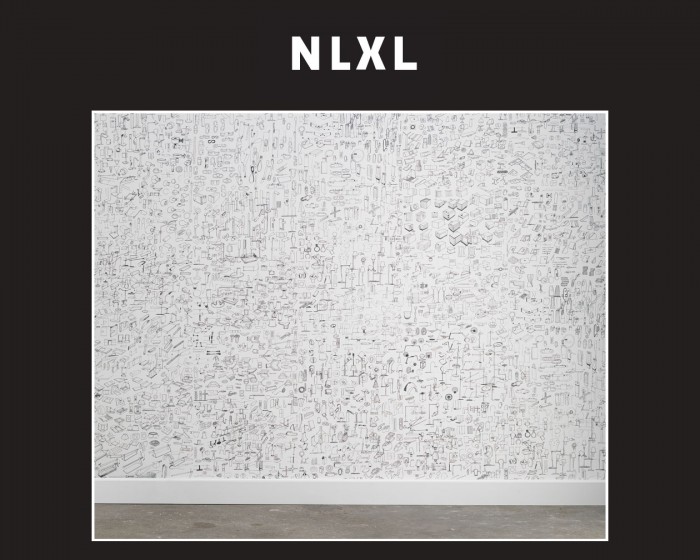 Die NLXL Tapete NPO-01 Sketches von Neil Poulton tapeziert an einer Wand.