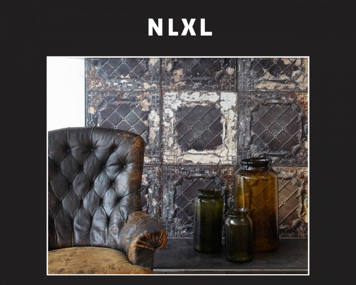 Die NLXL Tapete TIN-07 Brooklyn Tins von Merci tapeziert an einer Wand.