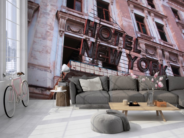Die Fototapete New York Hotel, Lost Places auf einer großen Wand im Loft tapeziert. Die Fototapete New York Hotel, Lost Places wird individuell auf Deine Wand angepasst.