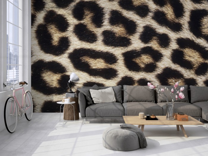 Die Fototapete Leopard Fell auf einer großen Wand im Loft tapeziert. Die Fototapete Leopard Fell wird individuell auf Deine Wand angepasst.