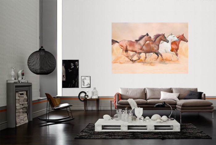 Die Fototapete Pferde im Galopp als Wandbild im Wohnzimmer. Die Vlies-Fototapete Pferde im Galopp verschönert als Wandbild Deine Wand.