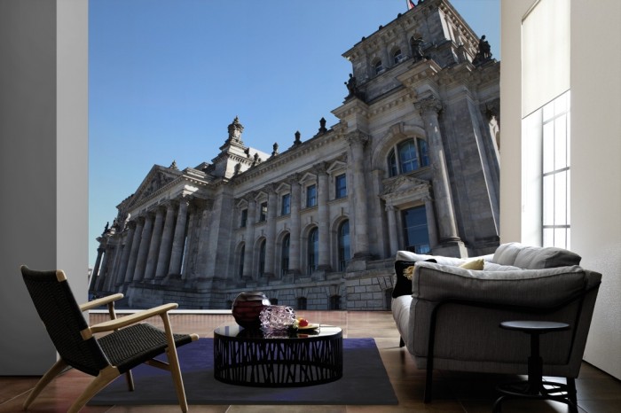 Im Wohnzimmer die Fototapete Berlin, Reichstag auf einer großen Wand tapeziert. Die Fototapete Berlin, Reichstag ist als Vlies-Fototapete im Wohnzimmer leicht zu tapezieren.