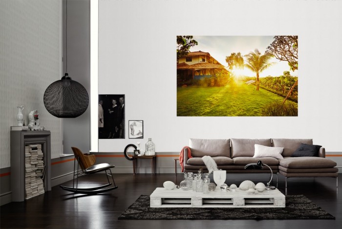Die Fototapete Bali, Haus und Garten bei Sonnenuntergang als Wandbild im Wohnzimmer. Die Vlies-Fototapete Bali, Haus und Garten bei Sonnenuntergang verschönert als Wandbild Deine Wand.