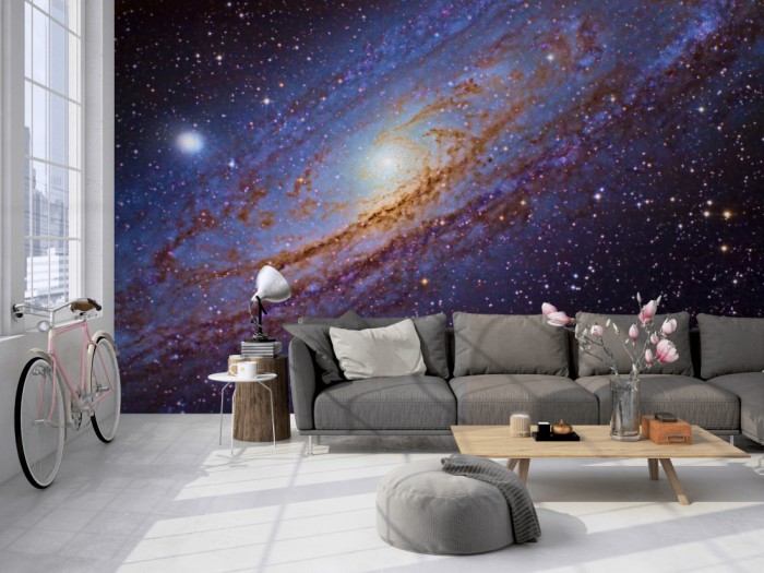Die Fototapete Weltraum Galaxie auf einer großen Wand im Loft tapeziert. Die Fototapete Weltraum Galaxie wird individuell auf Deine Wand angepasst.