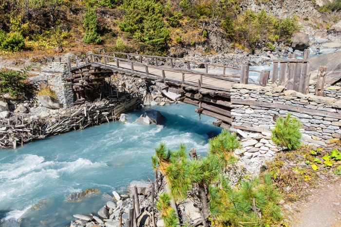 Die Fototapete Bach mit Holzbrücke im Gebirge, eine Vlies-Fototapete bei Livingwalls Cologne online kaufen. Die Fototapete Bach mit Holzbrücke im Gebirge ist eine Fototapete auf Maß.