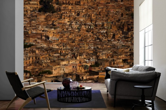 Im Wohnzimmer die Fototapete Stadt im Orient, Luftaufnahme überblendet auf einer großen Wand tapeziert. Die Fototapete Stadt im Orient, Luftaufnahme überblendet ist als Vlies-Fototapete im Wohnzimmer leicht zu tapezieren.