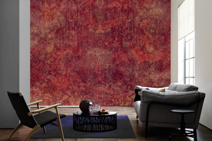 Im Wohnzimmer die Designtapete Barock Ornament, Vintage Rot auf einer großen Wand tapeziert. Die Designtapete Barock Ornament, Vintage Rot ist als Vlies-Fototapete im Wohnzimmer leicht zu tapezieren.