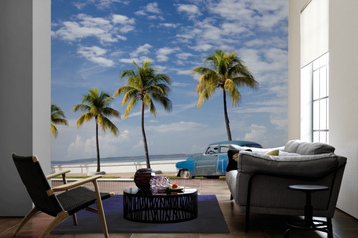 Im Wohnzimmer die Fototapete Kuba, Oldtimer am Strand auf einer großen Wand tapeziert. Die Fototapete Kuba, Oldtimer am Strand ist als Vlies-Fototapete im Wohnzimmer leicht zu tapezieren.