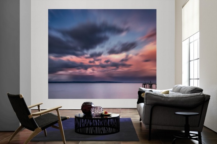 Die Fototapete See in Washington mit Steg im Abendrot als große Bildtapete im Wohnzimmer. Als Bildtapete ist die Fototapete See in Washington mit Steg im Abendrot ein besonderes Highlight auf Vliestapete.