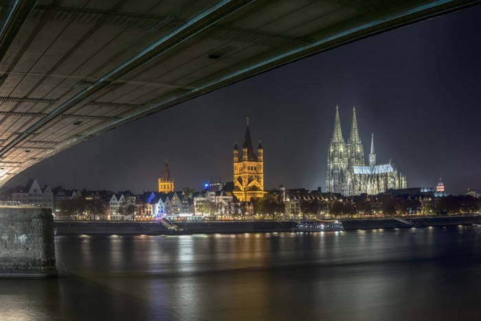 Die Fototapete Köln, unter der Deutzer Brücke, eine Vlies-Fototapete bei Livingwalls Cologne online kaufen. Die Fototapete Köln, unter der Deutzer Brücke ist eine Fototapete auf Maß.