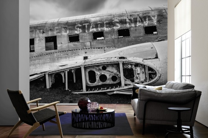 Im Wohnzimmer die Fototapete Flugzeug Ruine US Navy, schwarz-weiß auf einer großen Wand tapeziert. Die Fototapete Flugzeug Ruine US Navy, schwarz-weiß ist als Vlies-Fototapete im Wohnzimmer leicht zu tapezieren.