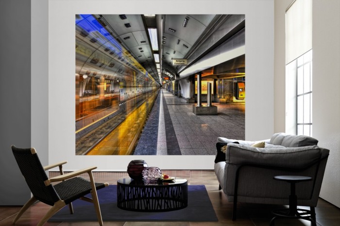 Die Fototapete U-Bahn Station als große Bildtapete im Wohnzimmer. Als Bildtapete ist die Fototapete U-Bahn Station ein besonderes Highlight auf Vliestapete.