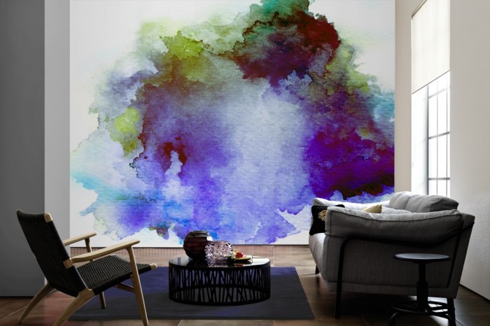 Im Wohnzimmer die Design-Fototapete Verlauf der Wasserfarbe in Blau-Grün auf einer großen Wand tapeziert. Die Design-Fototapete Verlauf der Wasserfarbe in Blau-Grün ist als Vlies-Fototapete im Wohnzimmer leicht zu tapezieren.