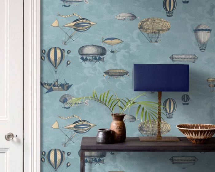 Die Fornasetti Tapete 114/10021 Macchine Volanti auf einer Wand tapeziert