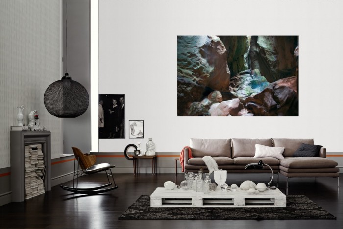 Die Fototapete Felswand in einer Höhle als Wandbild im Wohnzimmer. Die Vlies-Fototapete Felswand in einer Höhle verschönert als Wandbild Deine Wand.