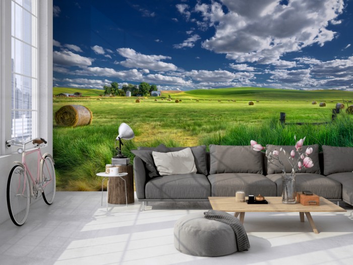Die Fototapete Landschaft in Amerika mit Strohballen auf einer großen Wand im Loft tapeziert. Die Fototapete Landschaft in Amerika mit Strohballen wird individuell auf Deine Wand angepasst.