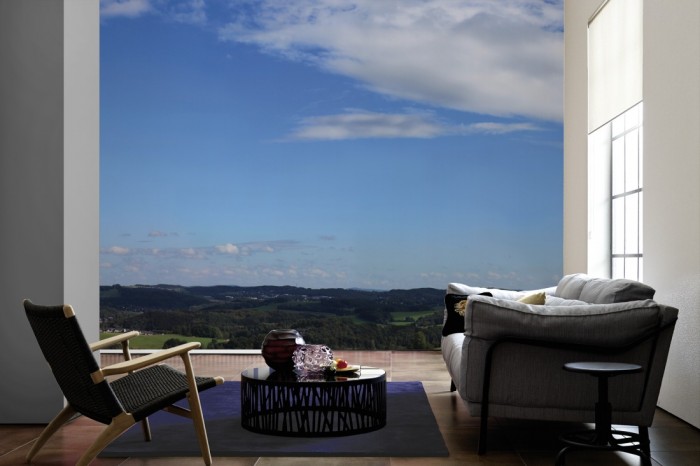 Im Wohnzimmer die Fototapete Panorama Berglisches Land am Sommertag auf einer großen Wand tapeziert. Die Fototapete Panorama Berglisches Land am Sommertag ist als Vlies-Fototapete im Wohnzimmer leicht zu tapezieren.