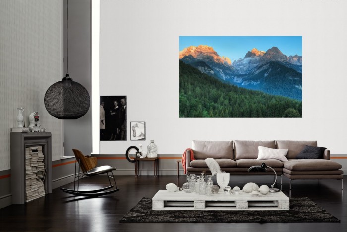 Die Fototapete Dolomiten Landschaft in den Alpen, Südtirol als Wandbild im Wohnzimmer. Die Vlies-Fototapete Dolomiten Landschaft in den Alpen, Südtirol verschönert als Wandbild Deine Wand.