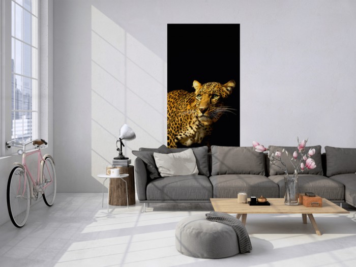 Das 3D-Fotopanel Leopard mit Schwarzem Hintergrund tapeziert in einem Loft. Bestelle die Bildtapete für Deine Wand online.