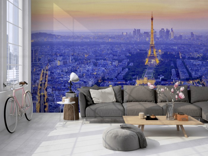 Die Fototapete Paris Panorama bei Sonnenuntergang auf einer großen Wand im Loft tapeziert. Die Fototapete Paris Panorama bei Sonnenuntergang wird individuell auf Deine Wand angepasst.