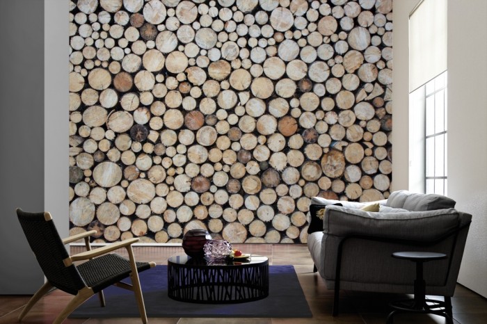 Im Wohnzimmer die Fototapete Holz Wand, helle Baumstämme auf einer großen Wand tapeziert. Die Fototapete Holz Wand, helle Baumstämme ist als Vlies-Fototapete im Wohnzimmer leicht zu tapezieren.