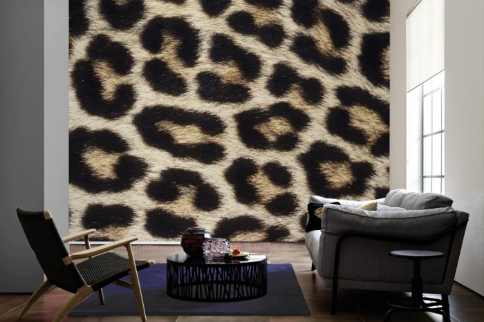 Im Wohnzimmer die Fototapete Leopard Fell auf einer großen Wand tapeziert. Die Fototapete Leopard Fell ist als Vlies-Fototapete im Wohnzimmer leicht zu tapezieren.