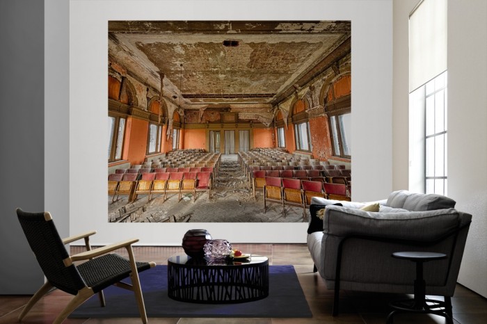 Die Fototapete Altes Theater in Belgien, Lost Places als große Bildtapete im Wohnzimmer. Als Bildtapete ist die Fototapete Altes Theater in Belgien, Lost Places ein besonderes Highlight auf Vliestapete.