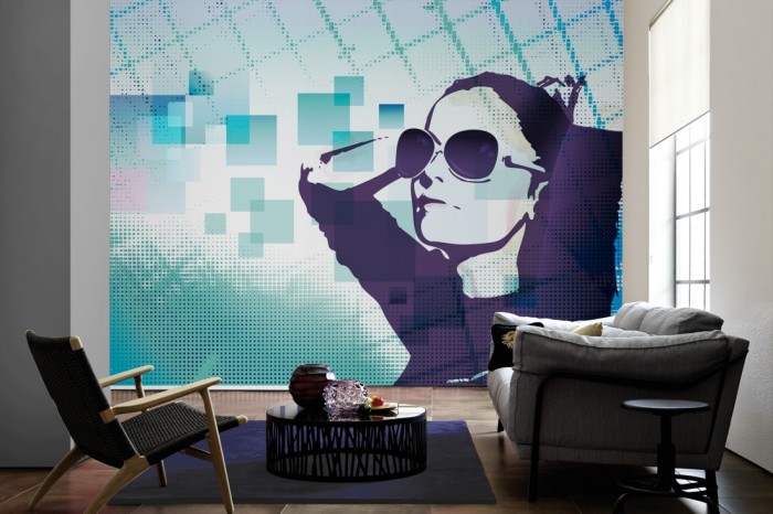 Im Wohnzimmer die Design-Fototapete Geometrie Lifestyle Portrait auf einer großen Wand tapeziert. Die Design-Fototapete Geometrie Lifestyle Portrait ist als Vlies-Fototapete im Wohnzimmer leicht zu tapezieren.