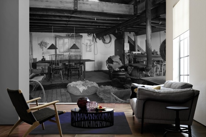 Im Wohnzimmer die Fototapete Wohnen im Bauernhaus, schwarz-weiß auf einer großen Wand tapeziert. Die Fototapete Wohnen im Bauernhaus, schwarz-weiß ist als Vlies-Fototapete im Wohnzimmer leicht zu tapezieren.