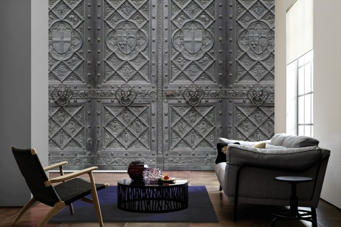 Im Wohnzimmer die Fototapete Metall Wand, Eisenwand Royal auf einer großen Wand tapeziert. Die Fototapete Metall Wand, Eisenwand Royal ist als Vlies-Fototapete im Wohnzimmer leicht zu tapezieren.