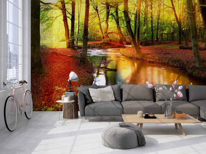 Die Fototapete Waldbach im Sonnenlicht auf einer großen Wand im Loft tapeziert. Die Fototapete Waldbach im Sonnenlicht wird individuell auf Deine Wand angepasst.