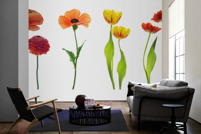 Im Wohnzimmer die Fototapete Blumen in Rot und Gelb auf einer großen Wand tapeziert. Die Fototapete Blumen in Rot und Gelb ist als Vlies-Fototapete im Wohnzimmer leicht zu tapezieren.