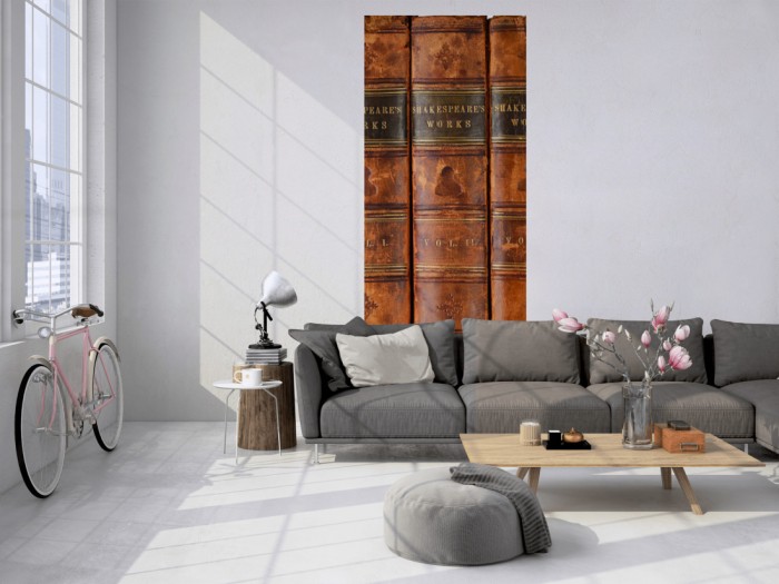 Das 3D Fotopanel Alte Bücher von Shakespeare's Werken tapeziert in einem Loft. Bestelle die Bildtapete für Deine Wand online.