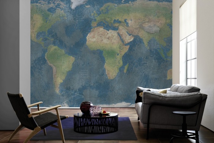 Im Wohnzimmer die Fototapete Weltkarte, physische Landkarte Vintage auf einer großen Wand tapeziert. Die Fototapete Weltkarte, physische Landkarte Vintage ist als Vlies-Fototapete im Wohnzimmer leicht zu tapezieren.