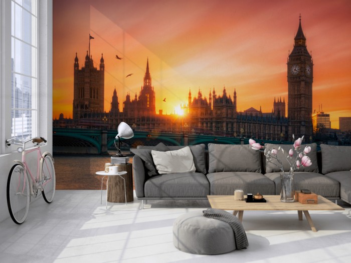 Die Fototapete Westminster, London bei Sonnenuntergang auf einer großen Wand im Loft tapeziert. Die Fototapete Westminster, London bei Sonnenuntergang wird individuell auf Deine Wand angepasst.