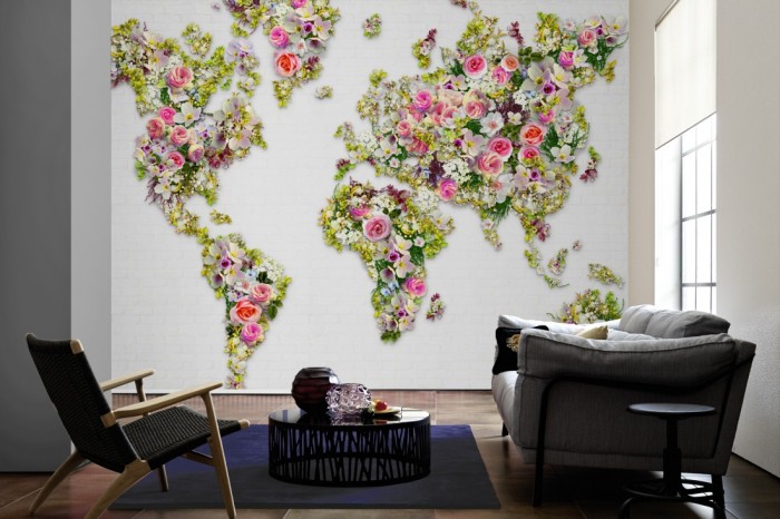 Im Wohnzimmer die Fototapete Weltkarte aus Blumen auf einer großen Wand tapeziert. Die Fototapete Weltkarte aus Blumen ist als Vlies-Fototapete im Wohnzimmer leicht zu tapezieren.