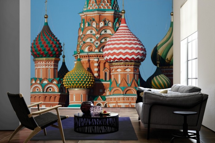 Im Wohnzimmer die Fototapete Basilius-Kathedrale in Moskau, Russland auf einer großen Wand tapeziert. Die Fototapete Basilius-Kathedrale in Moskau, Russland ist als Vlies-Fototapete im Wohnzimmer leicht zu tapezieren.