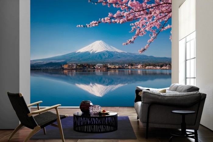 Im Wohnzimmer die Fototapete Bergsee in Japan, Fuji, Vulkan auf einer großen Wand tapeziert. Die Fototapete Bergsee in Japan, Fuji, Vulkan ist als Vlies-Fototapete im Wohnzimmer leicht zu tapezieren.