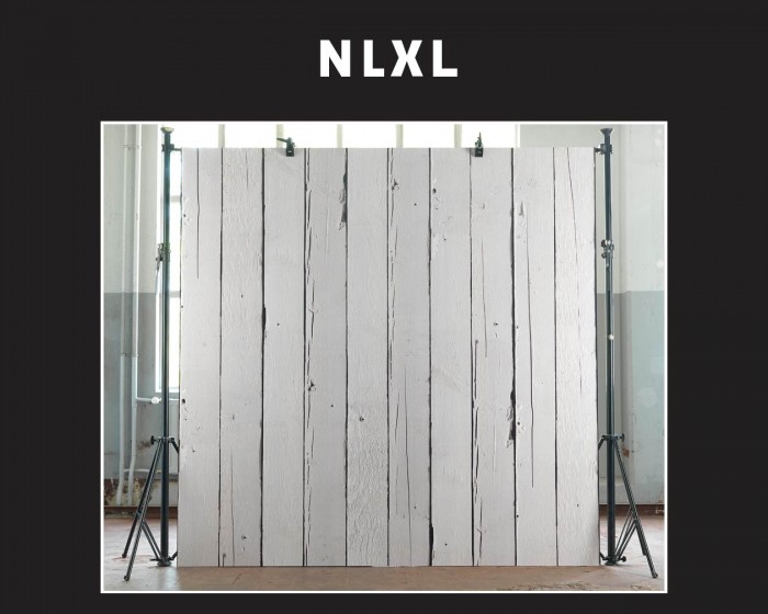 Die NLXL Tapete PHE-11 Scrapwood von Piet Hein Eek tapeziert an einer Wand.