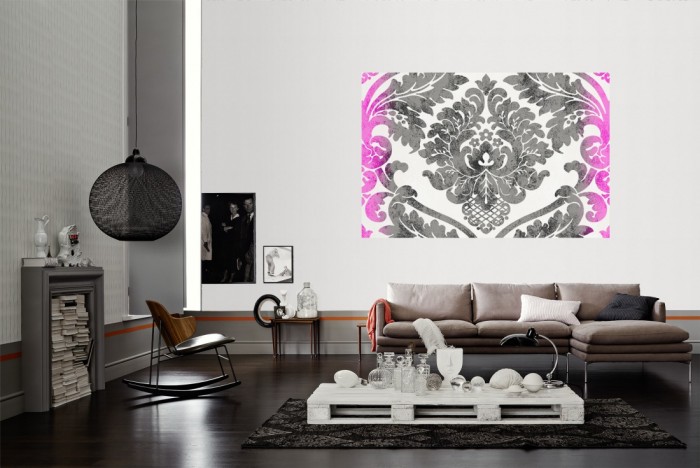 Die Designtapete Barock Ornament, Pink Schwarz als Wandbild im Wohnzimmer. Die Vlies-Designtapete Barock Ornament, Pink Schwarz verschönert als Wandbild Deine Wand.