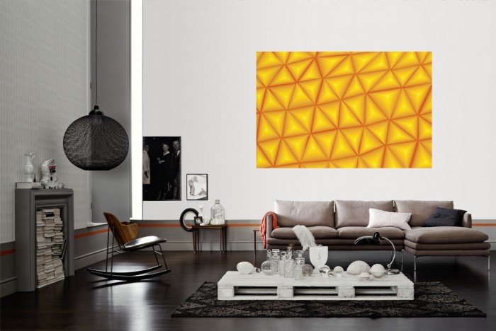 Die Design-Fototapete 3D-Geometrie orangene Dreiecke als Wandbild im Wohnzimmer. Die Vlies-Design-Fototapete 3D-Geometrie orangene Dreiecke verschönert als Wandbild Deine Wand.