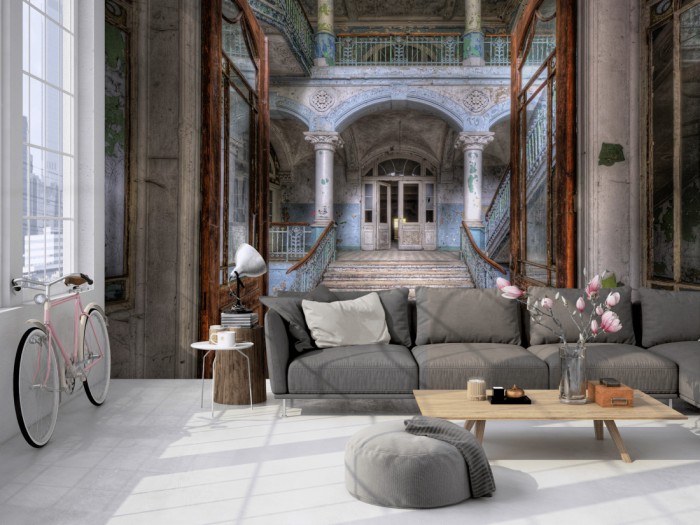 Die Fototapete Vintage Villa Eingang, Lost Places auf einer großen Wand im Loft tapeziert. Die Fototapete Vintage Villa Eingang, Lost Places wird individuell auf Deine Wand angepasst.